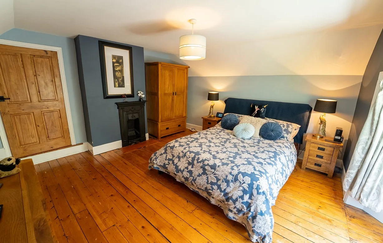 4 bedroom  - Bentley Hurst