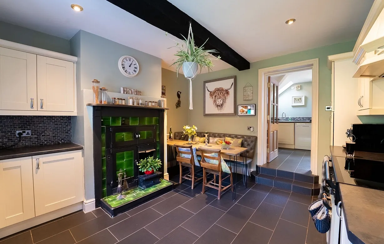 4 bedroom  - Bentley Hurst