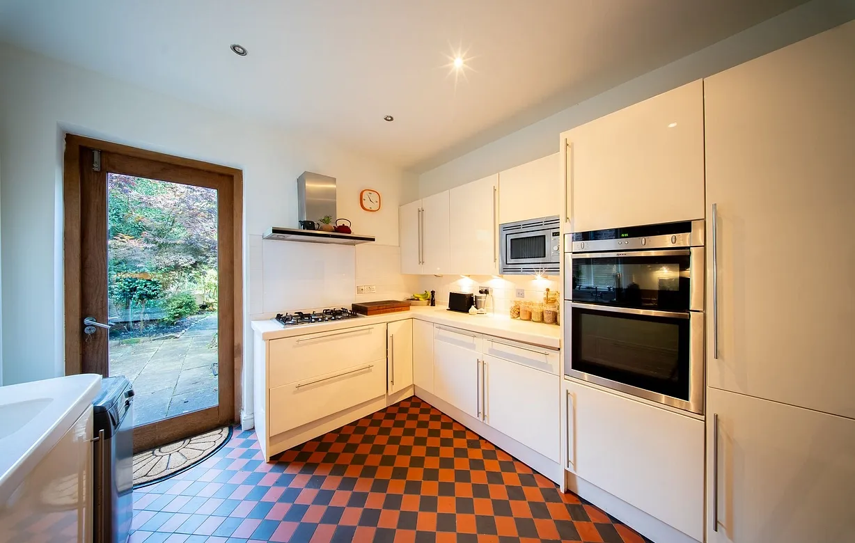 4 bedroom  - Bentley Hurst