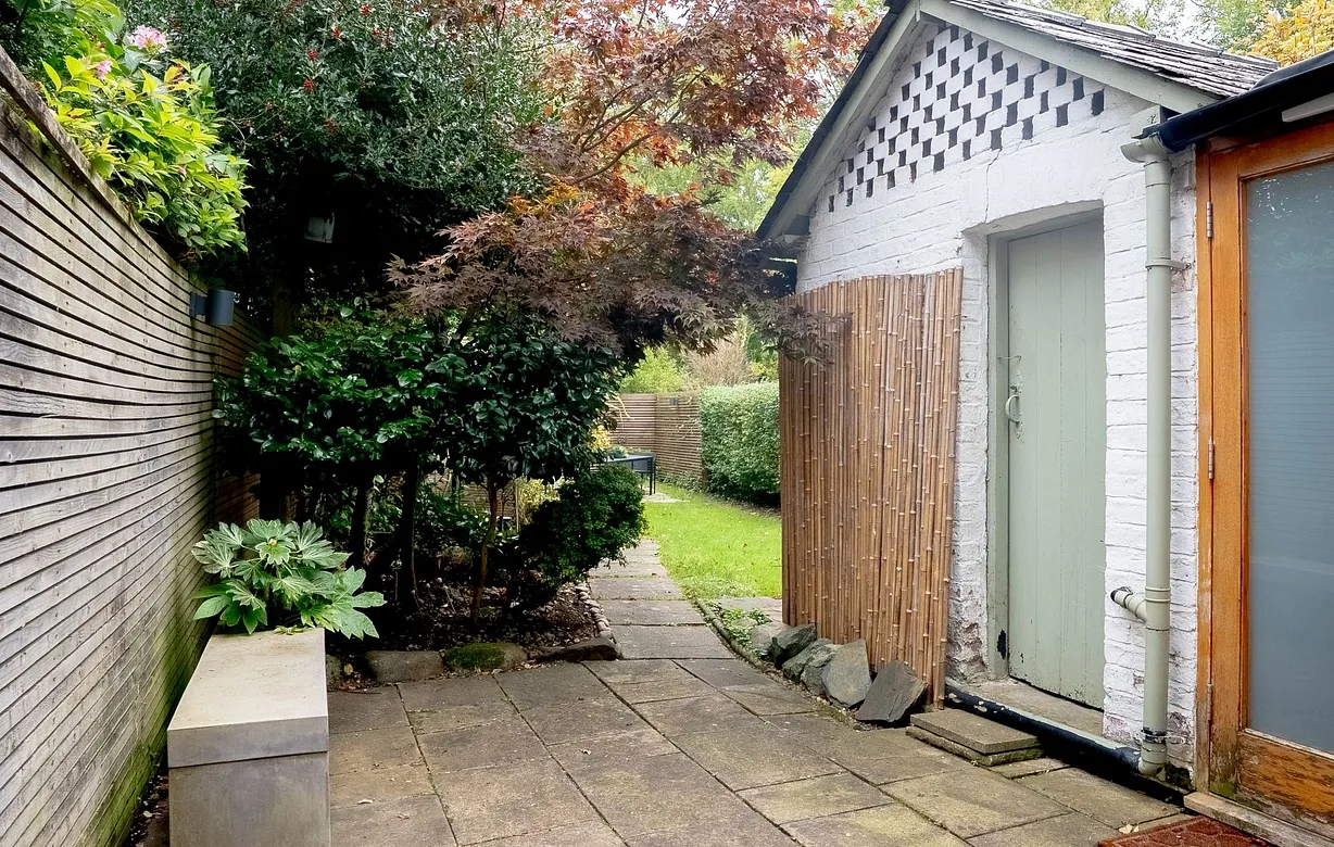 4 bedroom  - Bentley Hurst