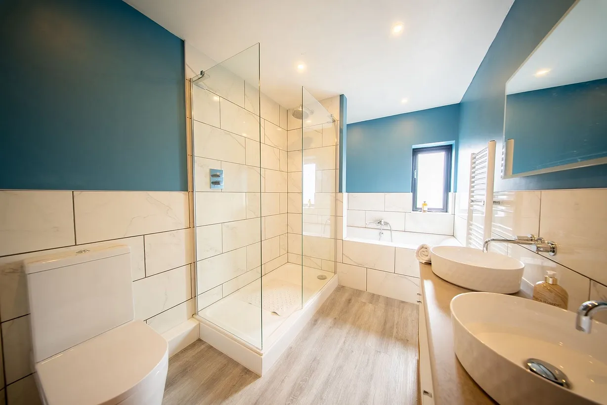 5 bedroom  - Bentley Hurst