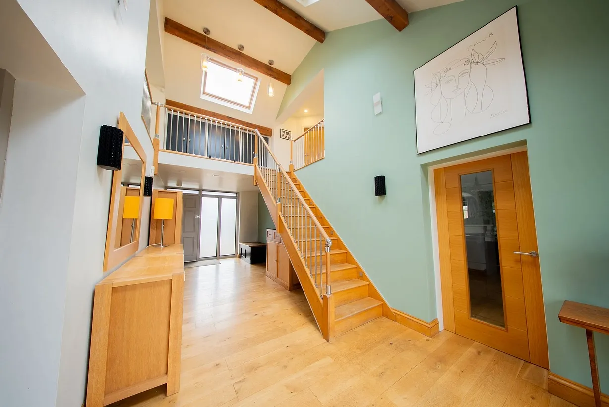 5 bedroom  - Bentley Hurst