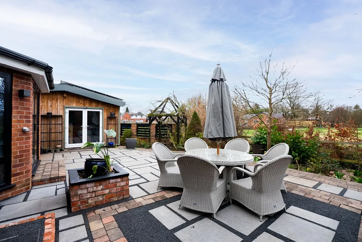 5 bedroom  - Bentley Hurst