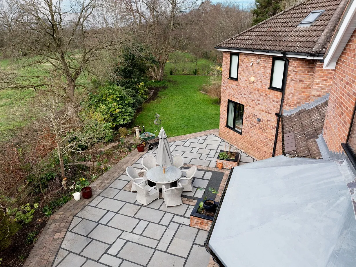 5 bedroom  - Bentley Hurst