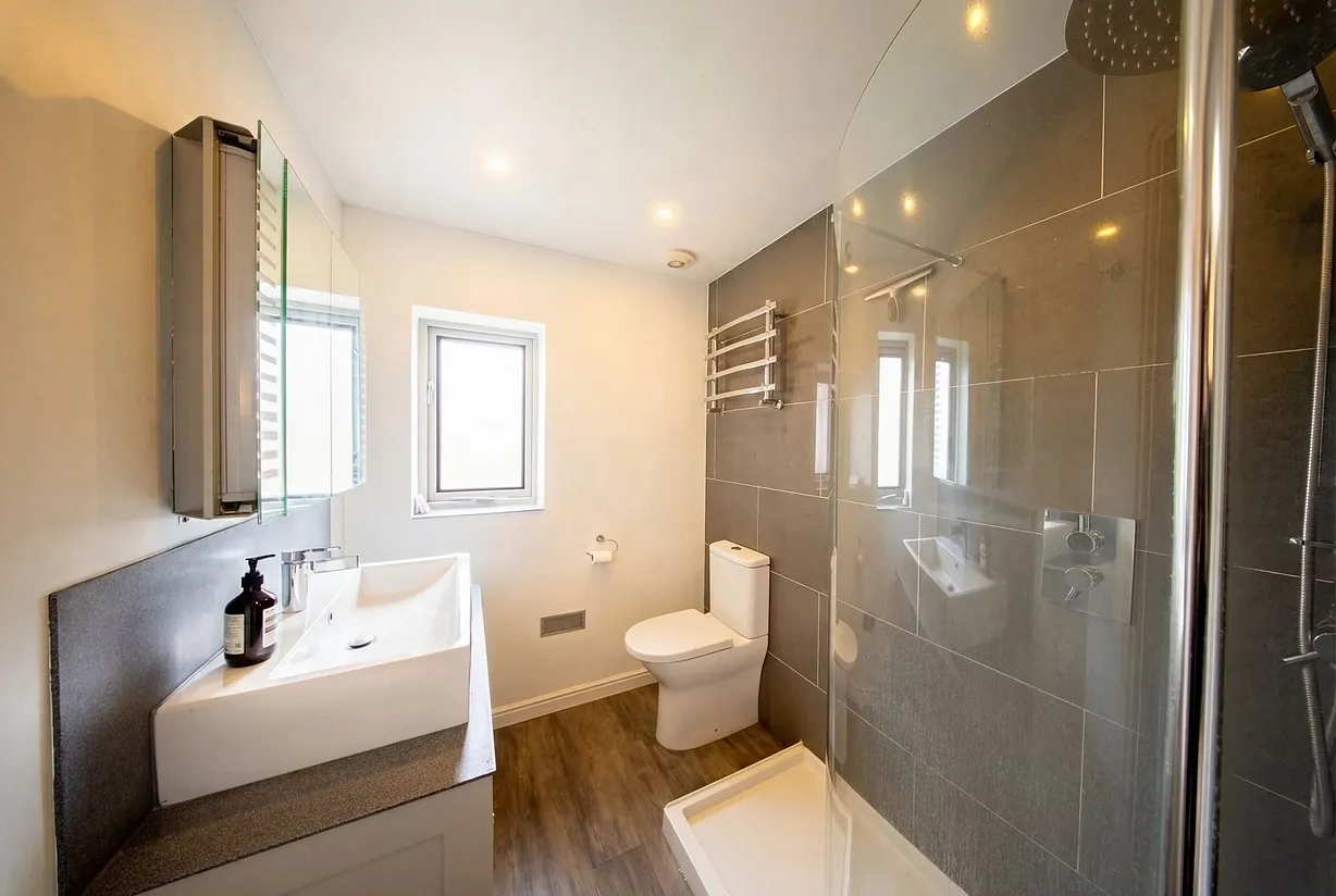 5 bedroom  - Bentley Hurst