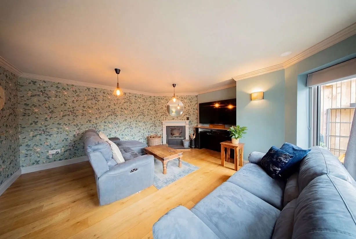 5 bedroom  - Bentley Hurst