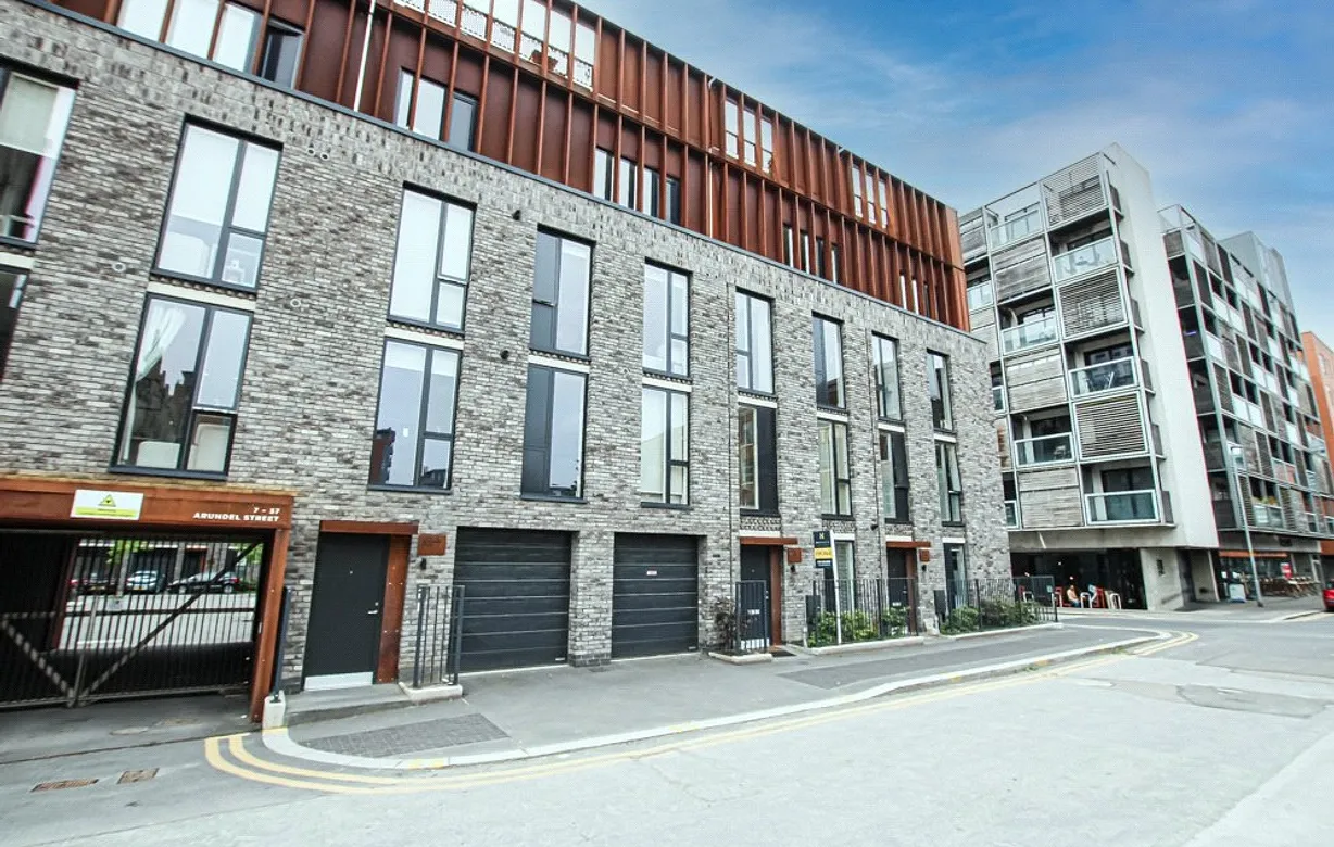 2 bedroom townhouse for sale - Bentley Hurst