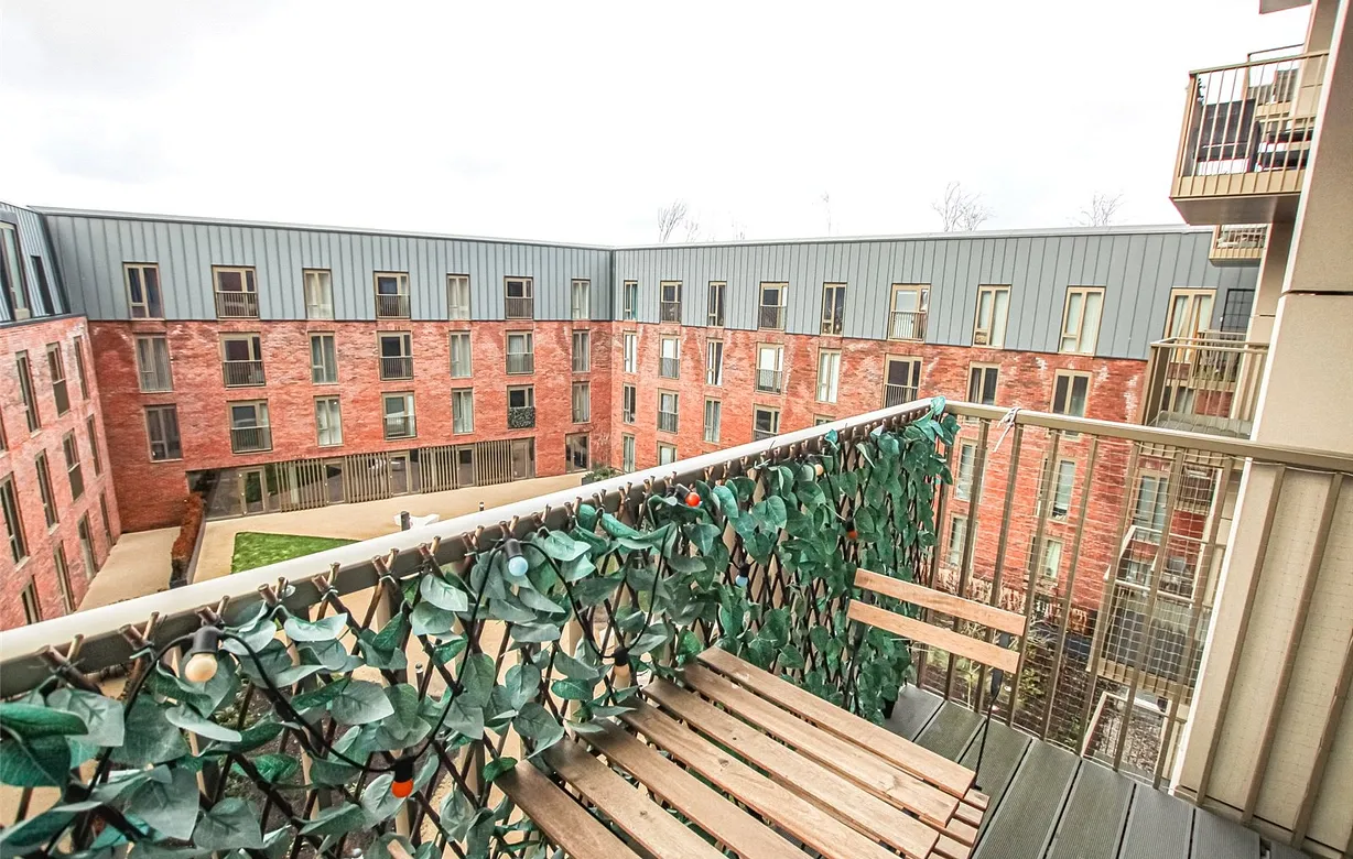 2 bedroom apartment to rent - Bentley Hurst