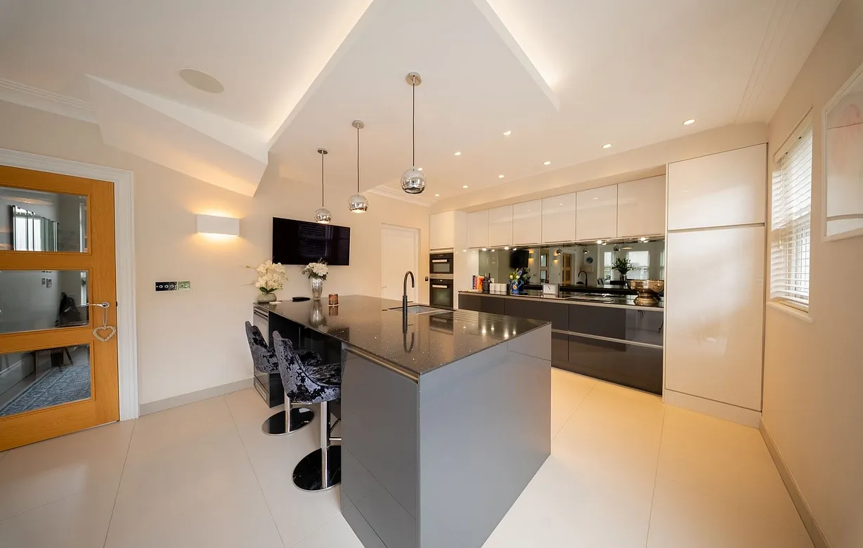 5 bedroom  - Bentley Hurst