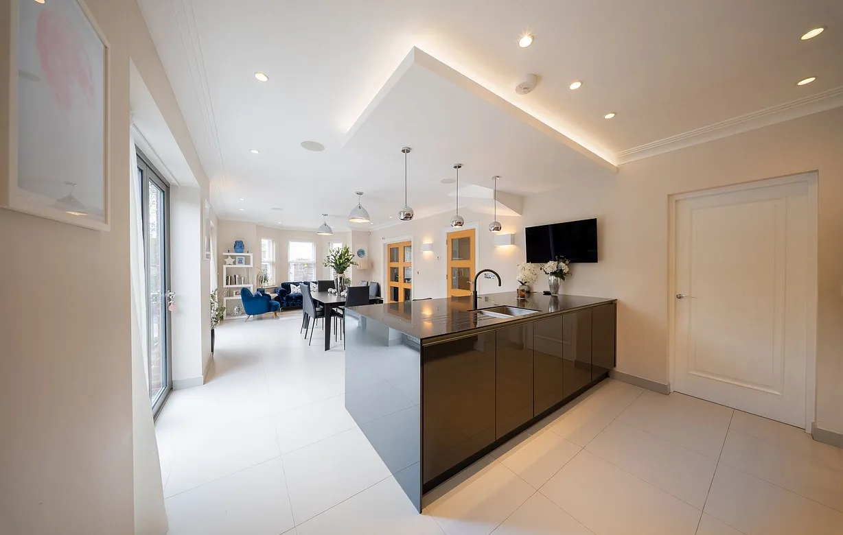 5 bedroom  - Bentley Hurst