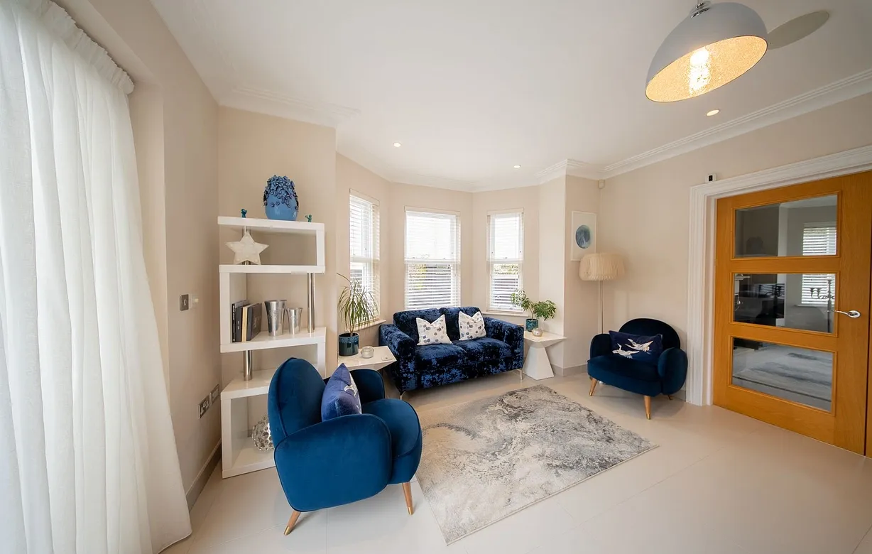 5 bedroom  - Bentley Hurst
