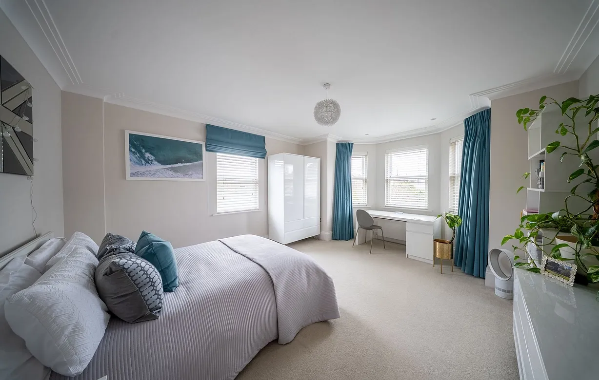 5 bedroom  - Bentley Hurst