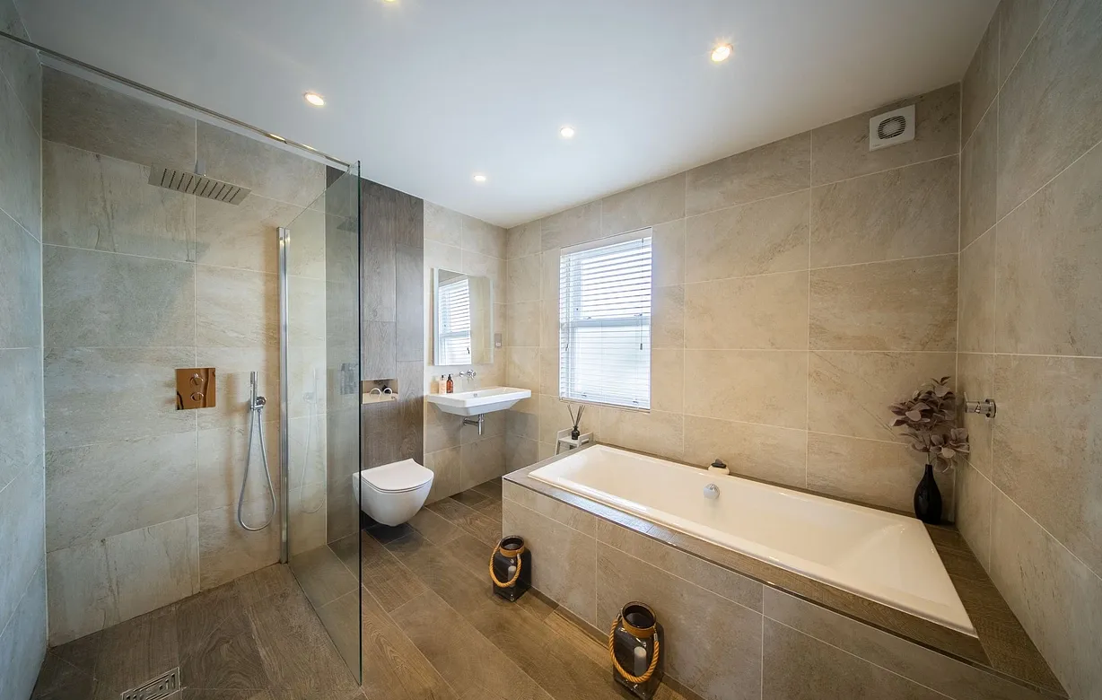 5 bedroom  - Bentley Hurst
