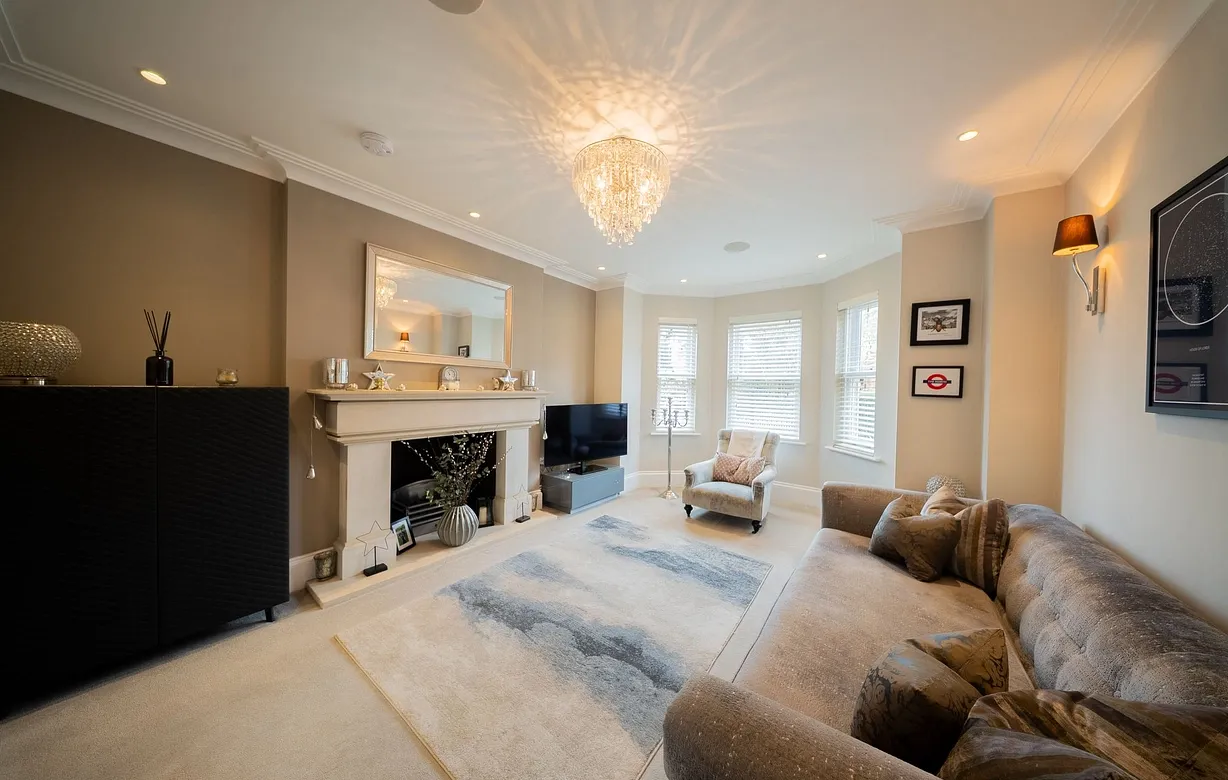 5 bedroom  - Bentley Hurst