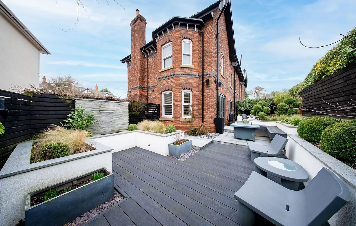 5 bedroom  - Bentley Hurst