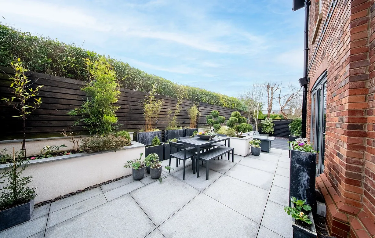 5 bedroom  - Bentley Hurst