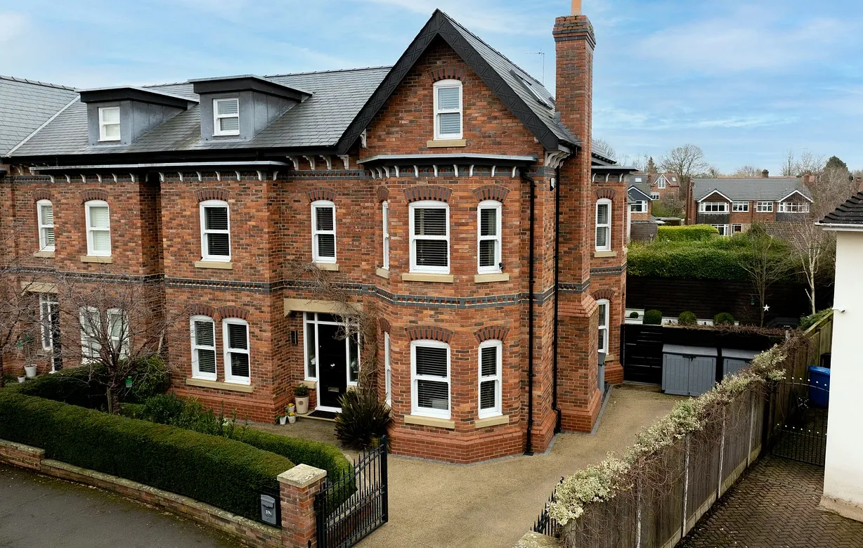 5 bedroom  - Bentley Hurst
