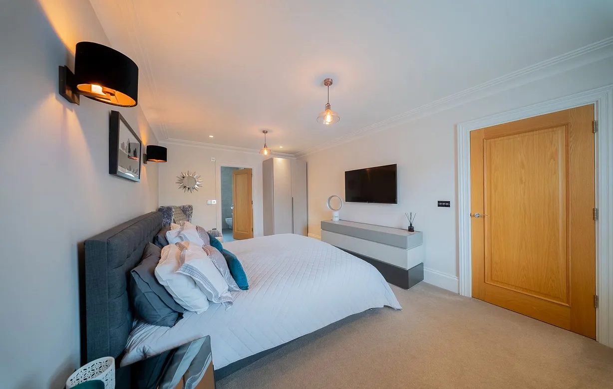 5 bedroom  - Bentley Hurst
