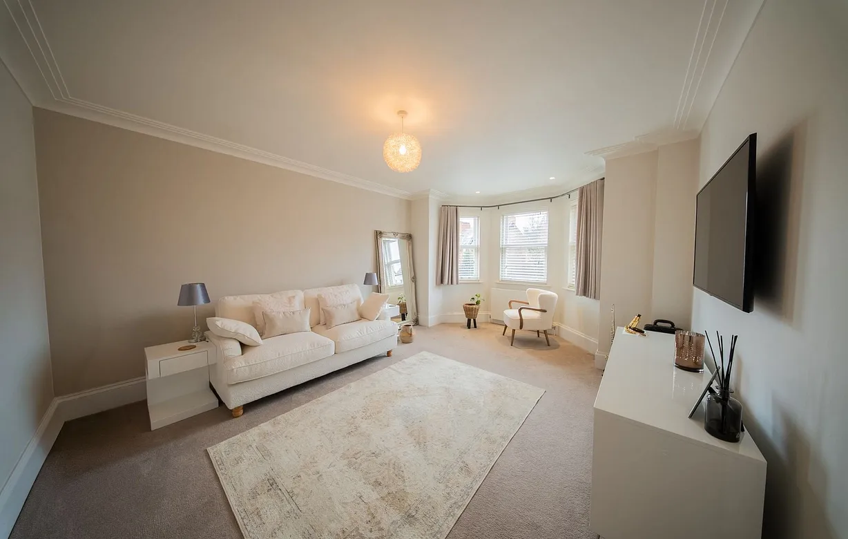 5 bedroom  - Bentley Hurst