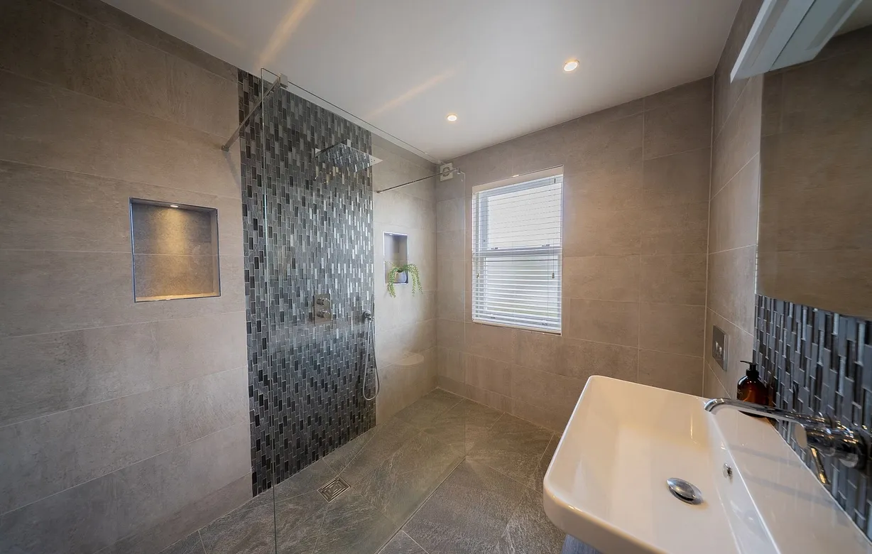 5 bedroom  - Bentley Hurst